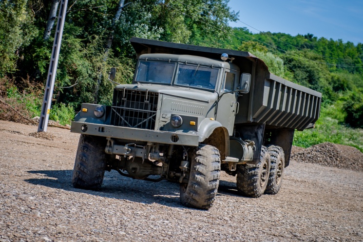 Élményvezetés élményparkunkban, üljön teherautóink, rendőrautóink, traktoraink volánja mögé!
